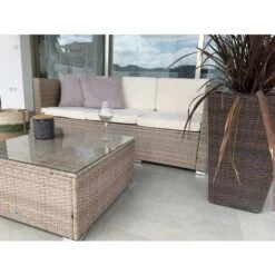 KieferGarden - Set Di Mobili Da Giardino E Terrazza, 3 Posti, Beige, Rattan Sintetico, Divano (160x69x65), Tavolo (61x61x37) 8 KieferGarden - Set Di Mobili Da Giardino E Terrazza, 3 Posti, Beige, Rattan Sintetico, Divano (160x69x65), Tavolo (61x61x37) -Giardino di Lusso 32110980 3