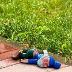 Gnomo Da Giardino Divertente Gnomo Da Giardino All'aperto Gnomo In Resina Statua Nano Ubriaco Scultura Per Giardino Di Casa Cortile Prato Portico Ornamento Per Esterni Regalo-READCLY -Giardino di Lusso 80961941 5